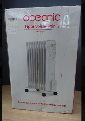 emballage d'un radiateur électrique blanc posé sur une table en bois