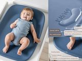 deux photos d'un bébé allongé dans une chaise haute