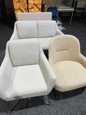 trois chaises et une chaise avec repose-pieds dans une pièce