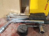 une photo d'un ensemble d'outils disposés sur un établi