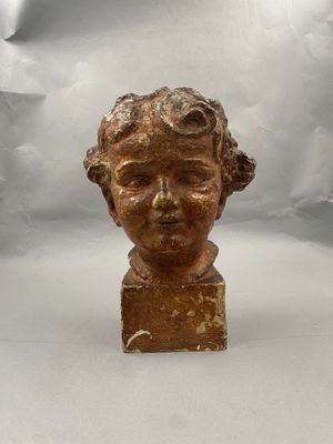 une image représentant la tête d'un enfant sculptée dans un bloc de marbre