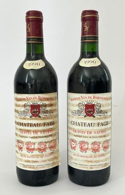 deux bouteilles de vin rouge posées l'une à côté de l'autre sur une surface blanche
