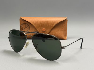 Lunettes de soleil Ray-Ban avec étui, sur fond blanc