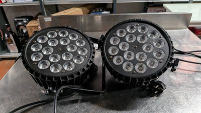quelques lampes posées sur une table