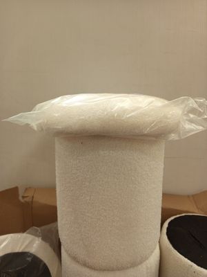 une pile de papier toilette posée sur une boîte en carton