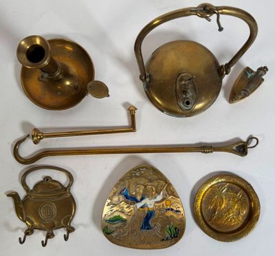 de nombreux objets en laiton posés sur une table
