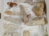 une boîte contenant toutes sortes de pierres et de cristaux