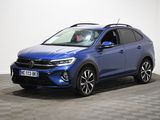 un SUV Volkswagen bleu garé sur un sol à damier