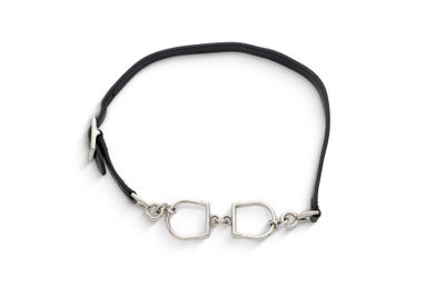 un gros plan sur un bracelet en cuir noir muni d'un fermoir en argent