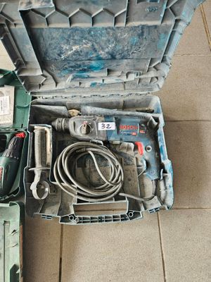 une boîte contenant des outils posée sur le sol