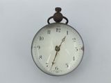 une horloge accrochée au mur de la pièce