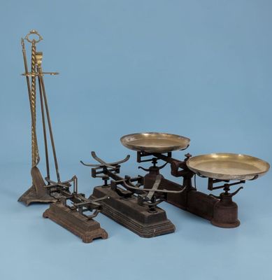deux balances anciennes en laiton, avec un marteau et une balance, sur fond bleu