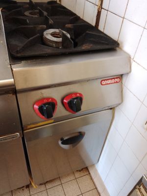 deux feux sur la cuisinière de la cuisine