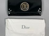 Portefeuille Christian Dior en cuir verni noir avec finitions argentées