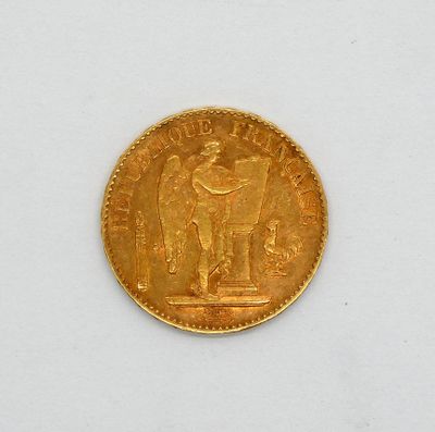 une image d'une pièce d'or sur une surface blanche