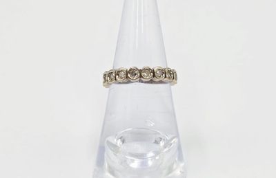 une bague posée sur un verre transparent