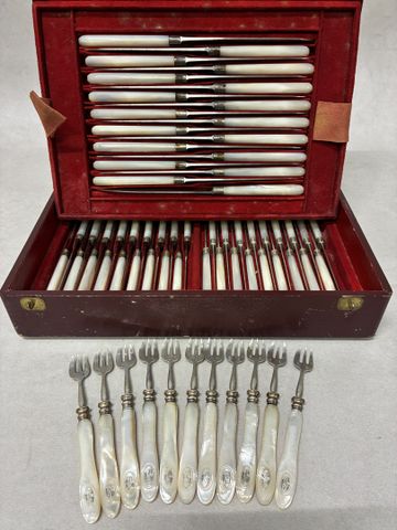 11 fourchettes de service en argent minerve, manches en nacre chi