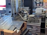 une cuisine équipée de nombreux appareils électroménagers et offrant un grand plan de travail
