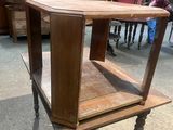 une petite table en bois surmontée d'une étagère