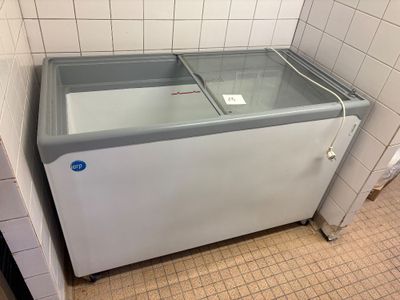 un réfrigérateur blanc à deux portes vitrées dans une salle de bains
