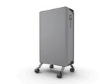 un gros plan d'un radiateur gris monté sur roulettes, posé sur une surface blanche