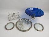 un assortiment d'objets en verre argenté et bleu, comprenant notamment un bol, un miroir, un peigne et d'autres objets