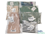 quatre paires de chemises dans des sacs en plastique sur fond blanc