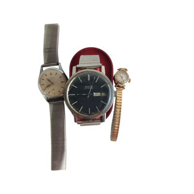 deux montres posées l'une à côté de l'autre