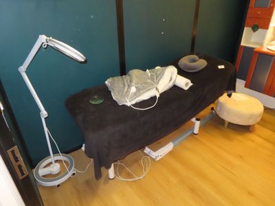un lit sur lequel sont posés une couverture et une lampe