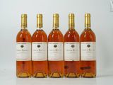 quatre bouteilles de vin sont alignées sur une table