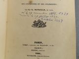 un vieux livre écrit posé sur une table