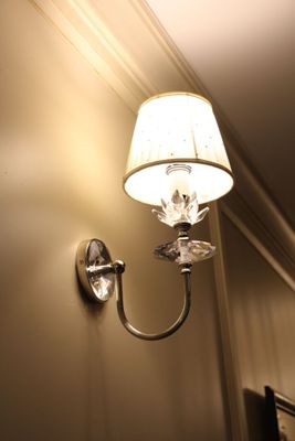 une lampe accrochée au mur d'une pièce