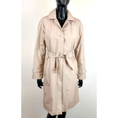 une photo d'un mannequin portant un trench-coat avec une ceinture