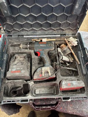 une caisse à outils avec des outils sur le sol