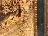 une photo d'un tableau représentant une banane, dans un cadre