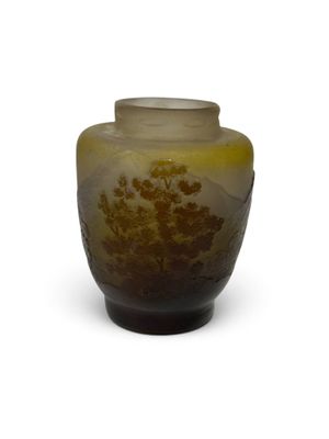 un vase marron orné d'un arbre sur un fond blanc