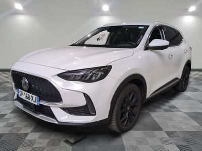le 4x4 blanc est garé sur un carrelage à carreaux