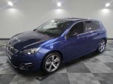 La voiture bleue est garée sur un sol en carrelage à damier.