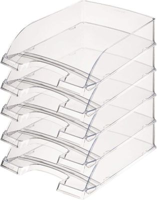 un gros plan sur une pile de cinq barquettes en plastique transparent