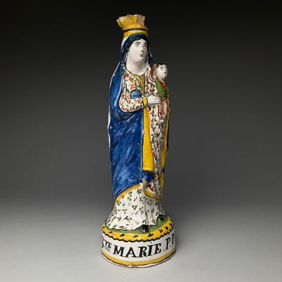 l'image d'une statue de femme avec une couronne sur la tête