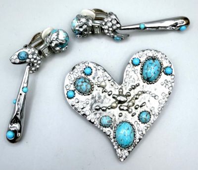une broche en forme de cœur avec une cuillère et un repose-cuillère