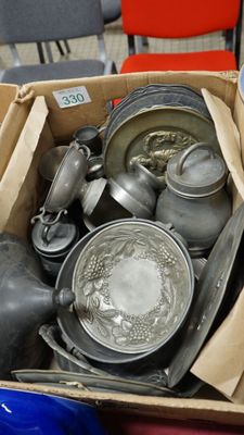 Un carton comprenant des étains en assiettes, une soupière, … - Photo 1