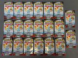 un gros plan sur une pile de cartes à collectionner Pokémon posée sur une table
