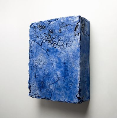 peinture représentant une tache de peinture bleue sur un mur blanc