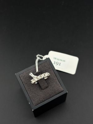 une image représentant une bague en argent dans un écrin noir posé sur une surface noire