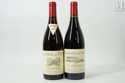 deux bouteilles de vin rouge posées l'une à côté de l'autre sur une surface blanche