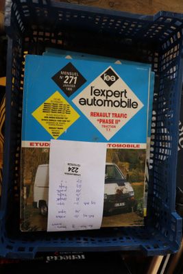 une caisse bleue contenant un livre, posée sur une table