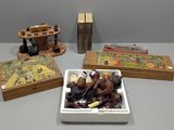 tout un tas d'accessoires pour fumeurs de toutes sortes sur la table