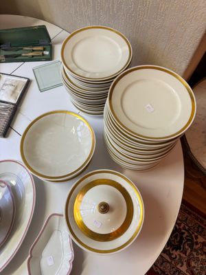 PARIS, partie de service de table en porcelaine à décor d'un liseré do - Photo 1