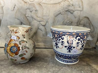 Un rafraichissoir à bouteille en faïence à décor de lambrequ…